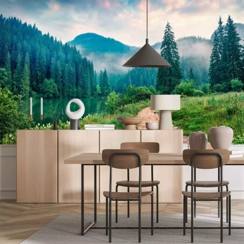 Fotobehang Een mistige ochtend met uitzicht op de bergen