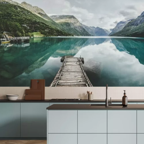 Fotobehang Bergen en een bewolkte lucht weerspiegeld in het oppervlak van het meer