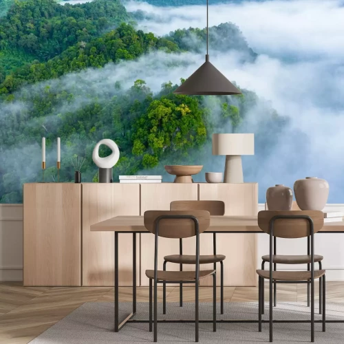 Fotobehang Mist over het groene tropische bos op de heuvels