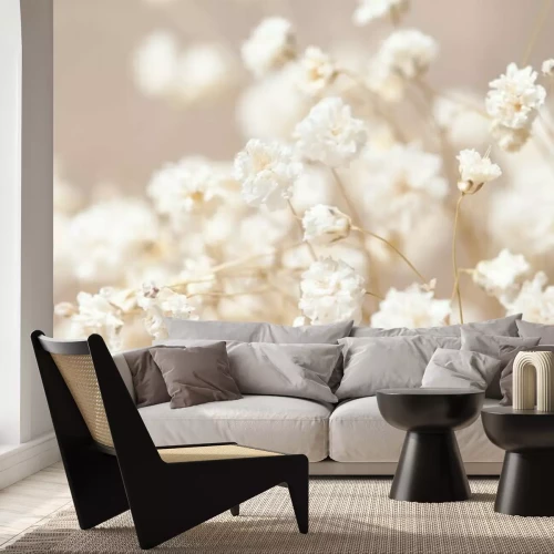 Fotobehang Witte kleine bloemen op beige achtergrond