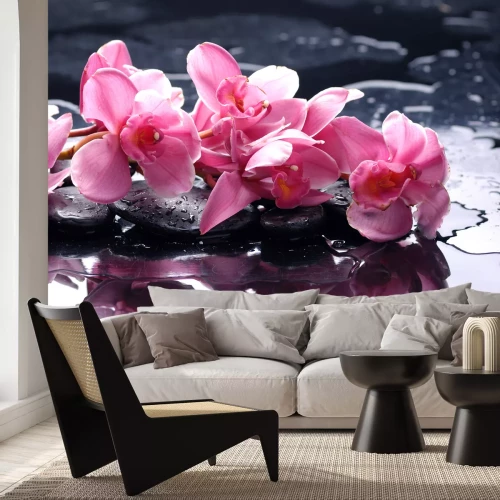 Sticker Een roze orchidee weerspiegeld in het water