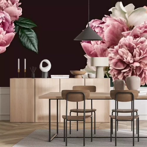 Fotobehang Roze pioenrozen op een donkere achtergrond