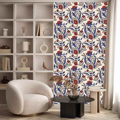 Behang Rode bloemen en blauwe bladeren op een beige achtergrond