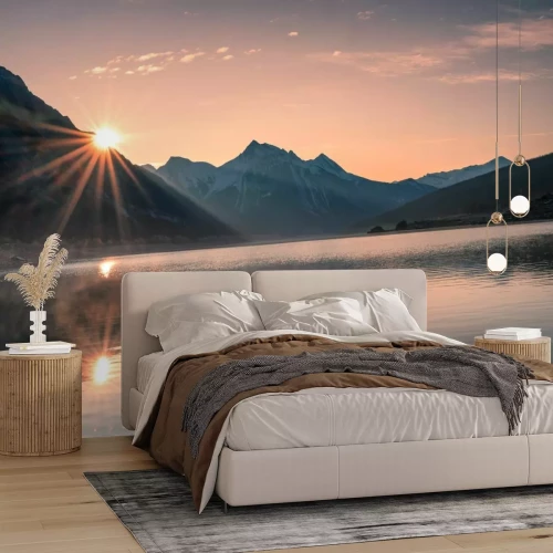 Fotobehang Zonsopgang boven de bergen en het meer