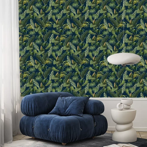 Behang Tropische bladeren op een marineblauwe achtergrond