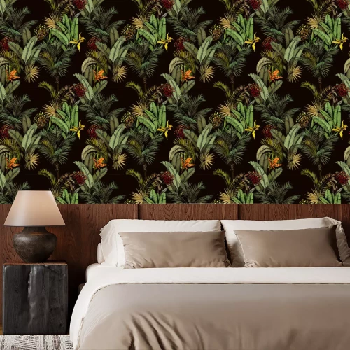 Behang Exotische bloemen onder tropische bladeren op zwarte achtergrond