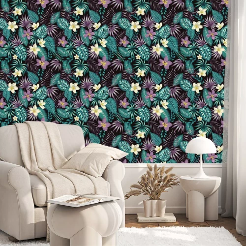 Behang Vector seamless pattern of emerald green tropical leaves with white and purple plumeria flowers on black background. Summer or spring repeat tropical backdrop. Exotic jungle ornament..
