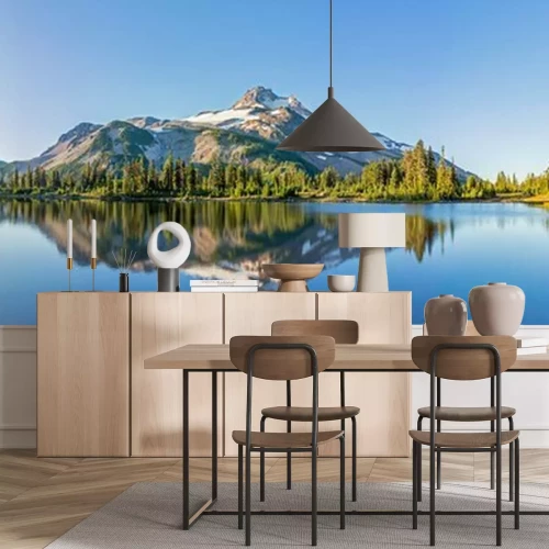 Fotobehang Een bergtop weerspiegeld in het water