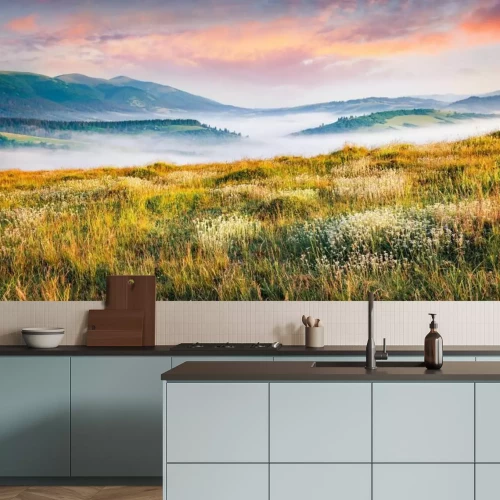 Fotobehang Een mistige ochtend boven een bergweide