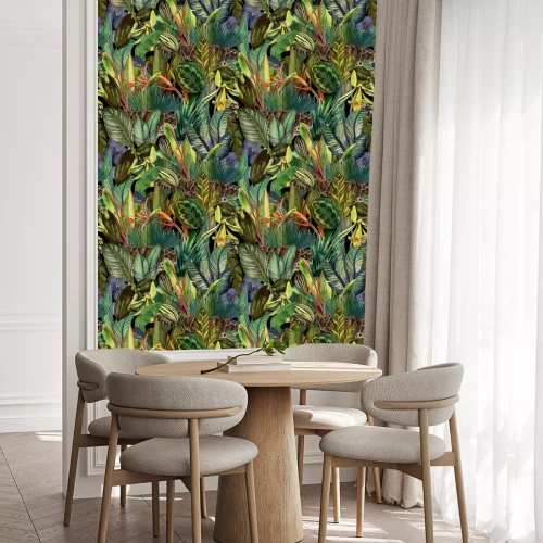 Behang Tropisch motief met luipaard tussen exotische planten