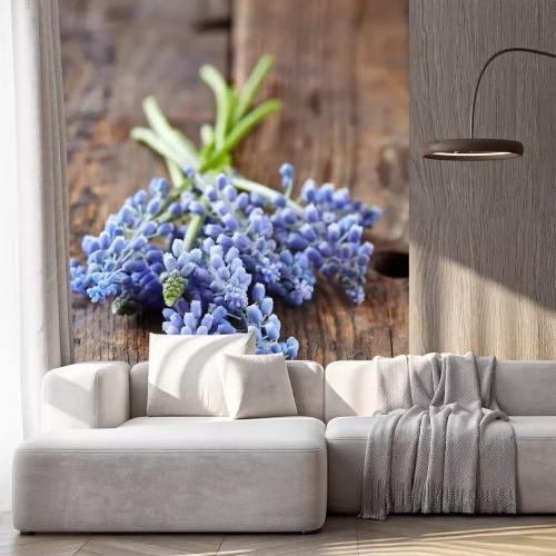 Sticker Violette bloemen gerangschikt op houten planken