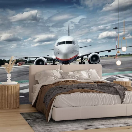 Fotobehang Een vliegtuig op de luchthaven tegen een bewolkte lucht