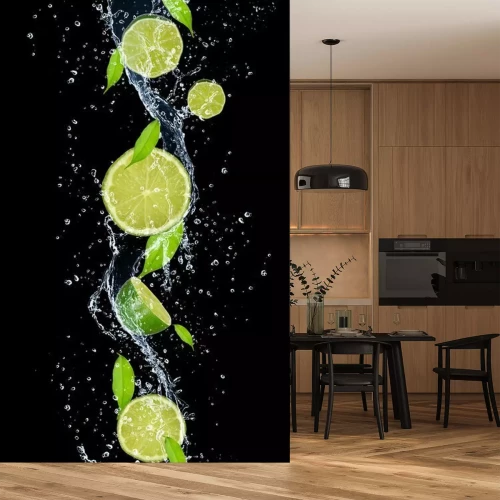 Fotobehang Limoenen in water op een zwarte achtergrond