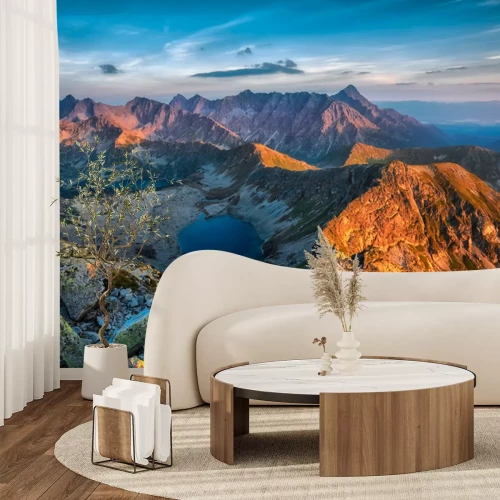 Fotobehang Berglandschap met een meer bij zonsopgang