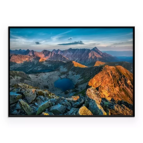 Poster Berglandschap met een meer bij zonsopgang