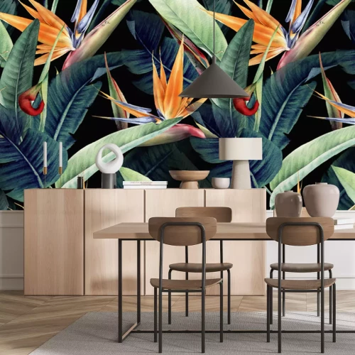 Fotobehang Bloemenpatroon met tropische bladeren en strelitzia-bloemen