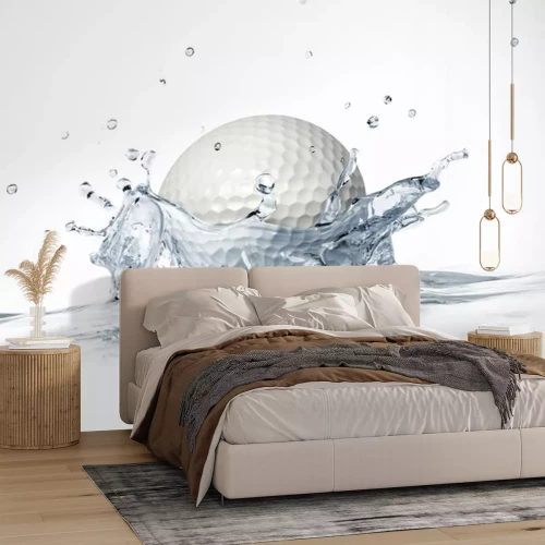 Sticker Witte golfbal die in het water, die een kroon plons.