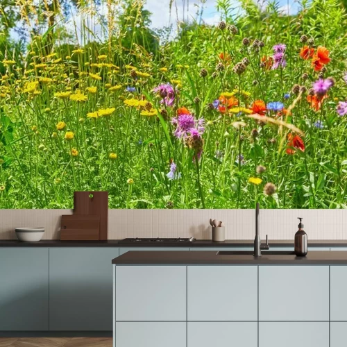 Fotobehang Weide met gras en bloemen