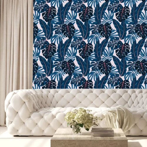 Behang Diepblauwe tropische bladeren