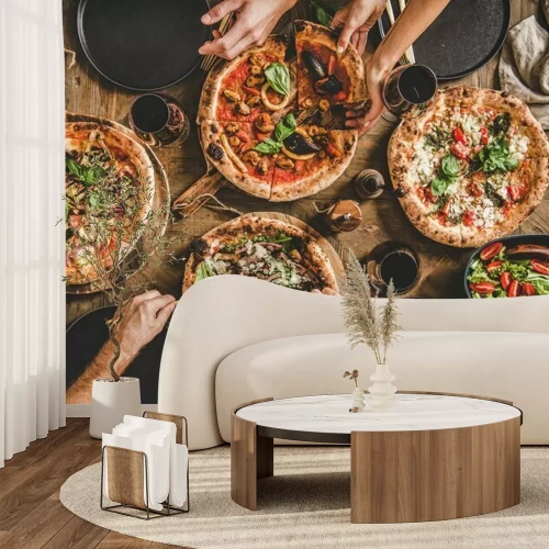 Fotobehang Vrienden eten verschillende soorten pizza