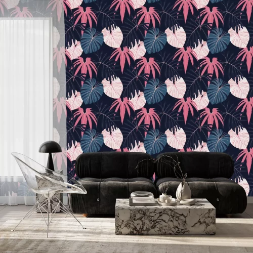 Behang Marineblauwe en roze tropische bladeren