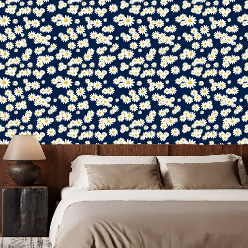 Behang Charmante madeliefjes op een marineblauwe achtergrond