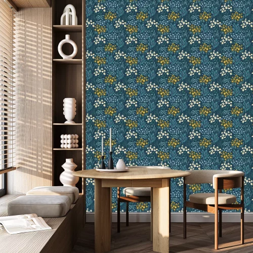 Behang Zomerse weide op een donkerblauwe achtergrond