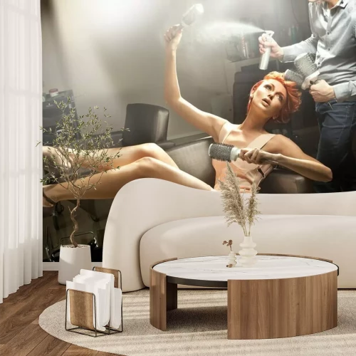 Fotobehang Jonge vrouw die zich in kapsalon kamer