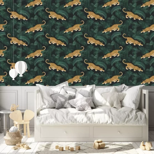 Behang Wilde dieren tussen palmbladeren op een donkere achtergrond