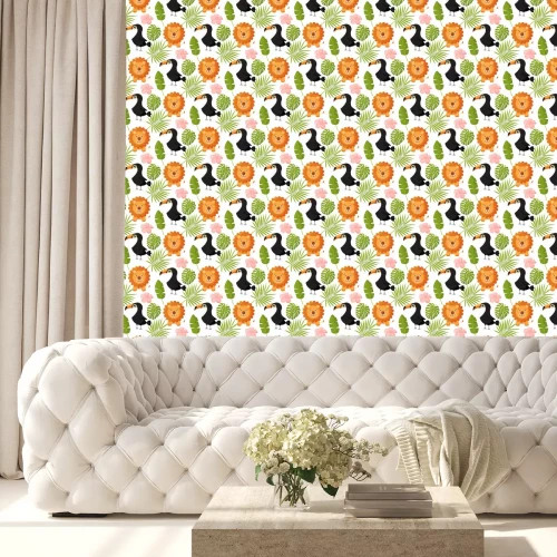 Behang Leeuwen en toekans tussen palmbladeren