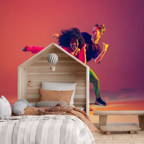 Fotobehang Een stel danst hiphop in neonlicht