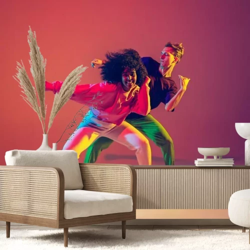 Fotobehang Een stel danst hiphop in neonlicht