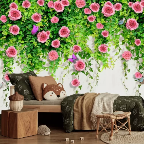 Fotobehang Roze rozen en kleurrijke vlinders tegen een achtergrond van groene bladeren