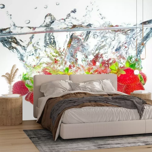 Fotobehang Sappige aardbeien gedoopt in water