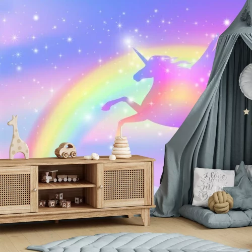 Fotobehang Een eenhoorn met een regenboog in de wolken op de achtergrond