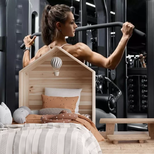 Fotobehang Sterke vrouw traint haar rug in de sportschool
