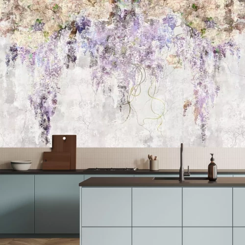 Fotobehang Takken met paarse bloemen op een betonnen achtergrond