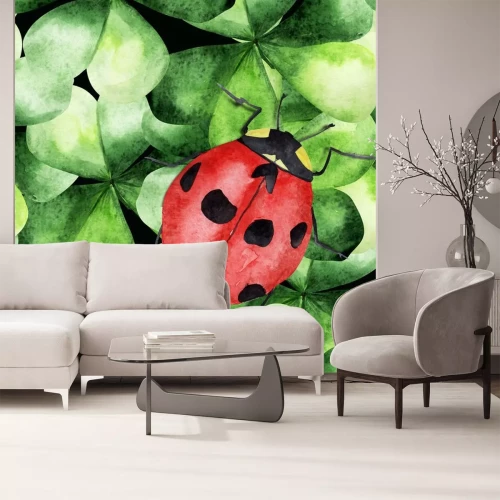 Sticker Lieveheersbeestje zit op groene klavertjes geschilderd in aquarel