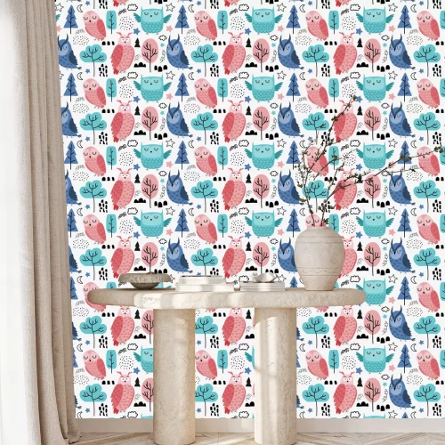 Behang Kleurrijke uiltjes in een bos