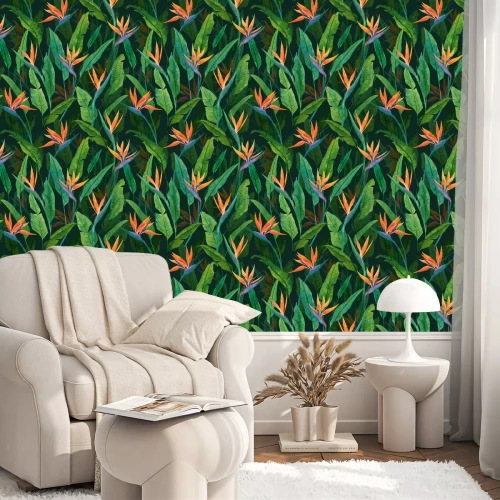 Behang Oranje strelitzia's op een groene achtergrond met bladeren