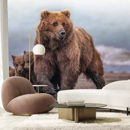 Fotobehang Een moederbeer met haar welpen in hun natuurlijke habitat