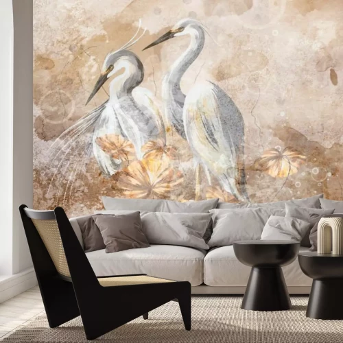 Fotobehang Twee witte reigers tussen bloemen op een beige achtergrond