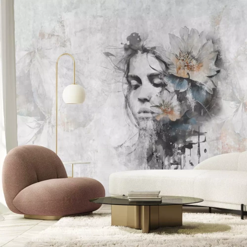 Fotobehang Een vrouw met een bloem op haar hoofd tegen een grijze muur