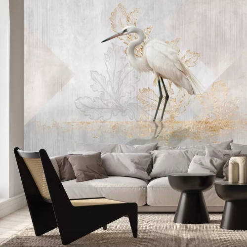 Fotobehang Een ooievaar staat tegen de achtergrond van planten en de lucht