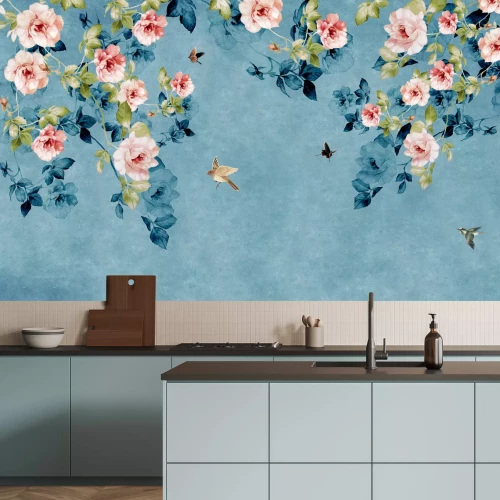 Fotobehang Wilde bloemen, rozen en vogels op een blauwe achtergrond