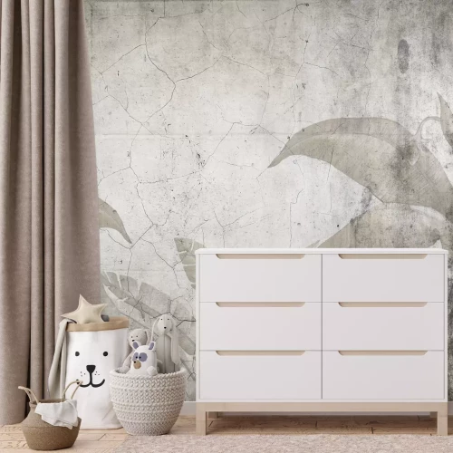 Fotobehang Tropische planten tegen een achtergrond van gebarsten beton