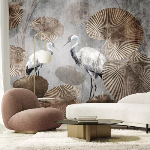 Fotobehang Witte kraanvogels tussen tropische beige bladeren