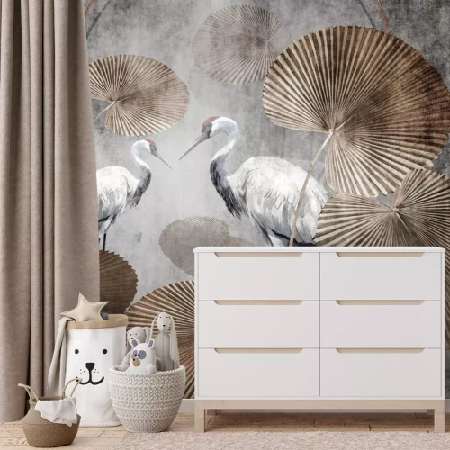 Fotobehang Witte kraanvogels tussen tropische beige bladeren