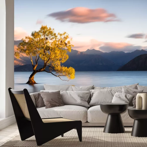 Fotobehang Een boom tegen een berglandschap met een meer op de achtergrond