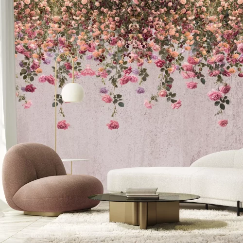 Fotobehang Hangend bloemenarrangement met rozen